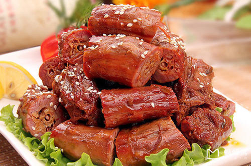 周黑鴨、絕味、煌上煌毛利率超30%，鴨脖生意到底多賺錢？