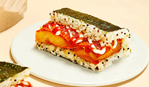 奧爾良雞肉搭配三色藜麥，這樣創(chuàng)新的大塊飯團才可以大賣